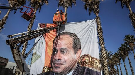 Plakat mit dem Porträt des ägyptischen Präsidenten Al-Sisi  / © Wissam Nassar (dpa)