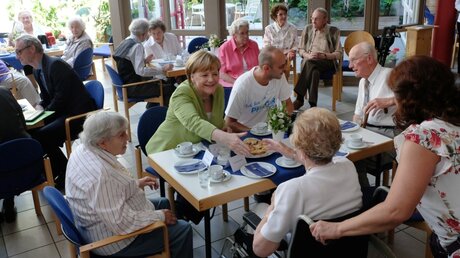 Politik und Pflege: Bundeskanzlerin Angela Merkel besucht das Evangelische Pflegeheim St. Johannisstift in Paderborn / © Friedrich Stark (epd)
