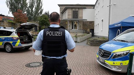 Die Polizei bewacht die Synagoge in Hagen. / © Roberto Pfeil (dpa)