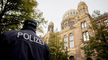 Polizei vor der Neuen Synagoge Berlin / © Christoph Soeder (dpa)