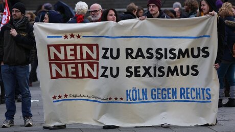 Demonstration gegen Sexismus und Rassismus in Köln am 06.01.2016 / © Oliver Berg (dpa)