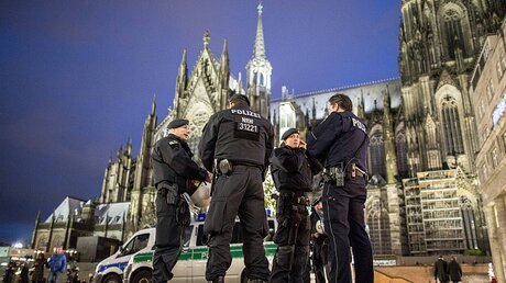 Polizei am Kölner Dom / © Maja Hitij (dpa)