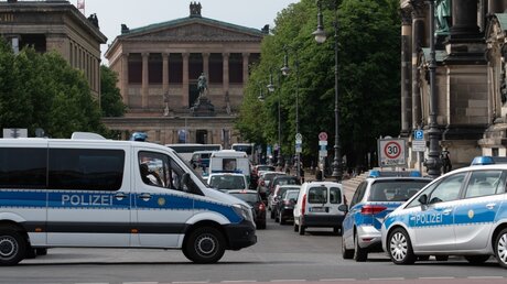 Polizeifahrzeuge vor dem Berliner Dom / © Paul Zinken (dpa)