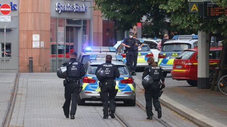 Polizisten laufen in der Würzburger Innenstadt / © Karl-Josef Hildenbrand (dpa)