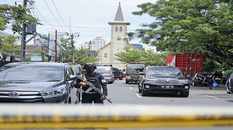 Polizisten stehen in der Nähe einer Kirche, in der es eine Explosion gab / © Yusuf Wahil (dpa)