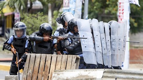 Polizisten zielen auf Demonstranten  / © Alfredo Zuniga (dpa)