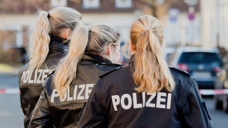 Polizistinnen in Niedersachsen / © Julian Stratenschulte (dpa)
