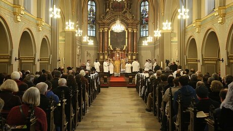 Messe in der außerordentlichen Form des römischen Ritus / © Jörg Loeffke (KNA)