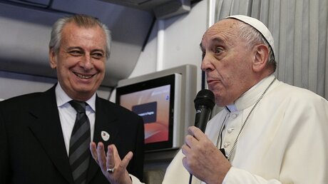 Papst Franziskus mit Alberto Gasbarri / © Paul Haring (dpa)