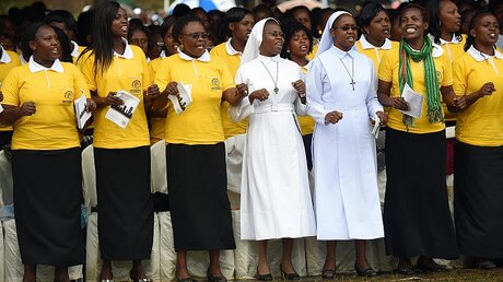 Bei der Messe mit Franziskus in Nairobi / © Daniel Dal Zennaro (dpa)