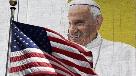 Wandmalerei in New York zum baldigen Papstbesuch in den USA (dpa)