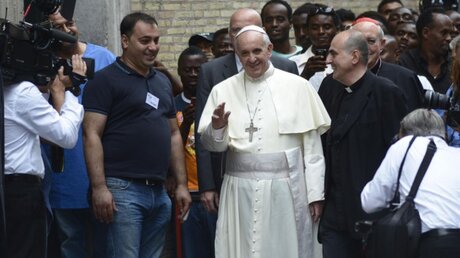 Papst Franziskus besucht Flüchtlingszentrum (dpa)