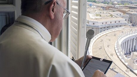 Papst Franziskus nutzt ein Tablet / © Osservatore Romano (dpa)