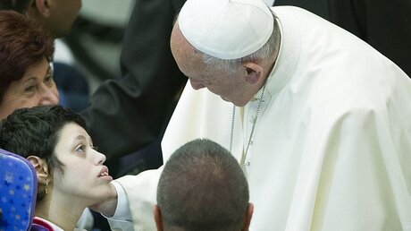 Papst Franziskus trifft Kinder mit Behinderungen  / © Giorgio Onorati (dpa)