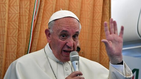 Papst Franziskus bei der "fliegenden Pressekonfernz" / © Tiziana Fabi / Pool (dpa)