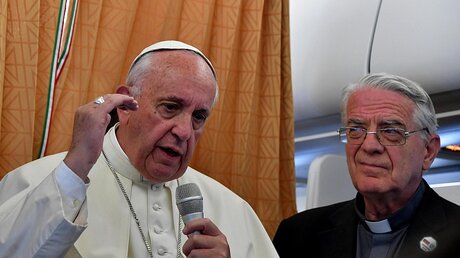Papst Franziskus und Vatikansprecher Federico Lombardi auf dem Rückflug / © Tiziana Fabi / Pool (dpa)