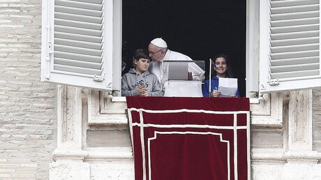 Papst Franziskus beim Angelusgebet am Sonntag: Religion ist keine Investition ins Seelenheil  / © Giuseppe Lami (dpa)