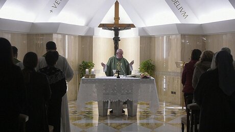 Papst feiert Messe in der Kapelle der Casa Santa Marta / © Osservatore Romano/Handout (dpa)