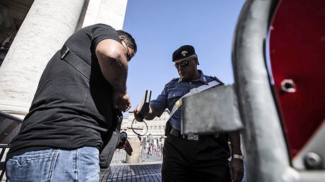 Nach den Terroranschlägen in Europa, sind die Sicherheitskräfte vor dem Petersplatz und rund um den Petersdom wachsam.  / © Angelo Carconi (dpa)