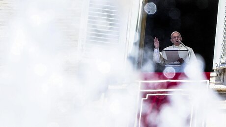 Papst Franziskus beim Angelus Gebet an Mariä Himmelfahrt. / © Angelo Carconi  (dpa)