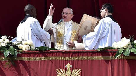 Papst Franziskus spendet den traditionellen Segen "Urbi et Orbi" / © Ettore Ferrari (dpa)