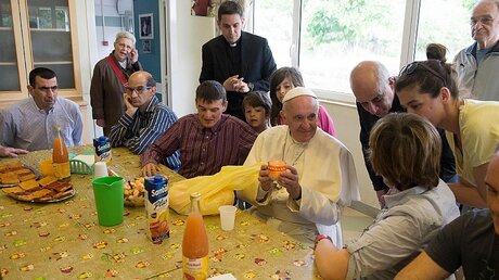 Papst überrascht wieder geistig Behinderte  / © Osservatore Romano / Handout (dpa)