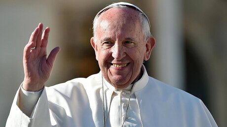 Ein gut gelaunter Papst Franzikus / © Ettore Ferrari (dpa)