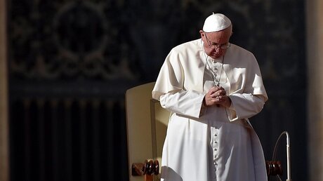 Papst Franziskus im Gebet / © Ettore Ferrari (dpa)