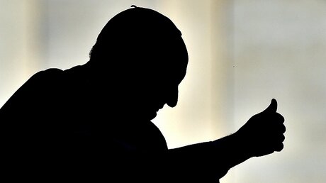 Daumen hoch im Schattenumriss: Papst Franziskus / © Ettore Ferrari (dpa)