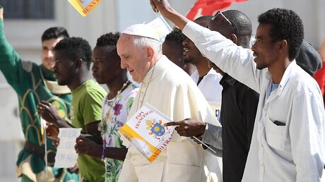 Papst Franziskus mit einer Gruppe von Flüchtlingen / © Claudio Peri (dpa)