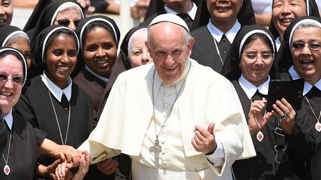 Papst mit Ordensschwestern / © Claudio Peri (dpa)