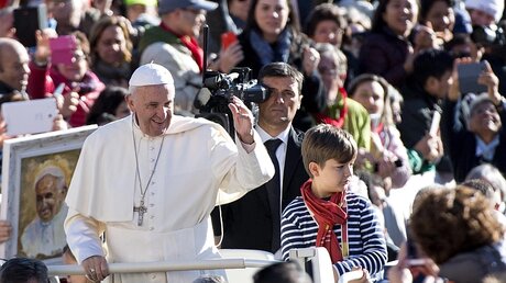 Papst Franzikus mit einem Pilgerjungen auf seiner wöchentlichen Generalaudienz / © Claudio Peri (dpa)