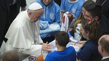 Papst Franziskus mit Jugendlichen / © Giorgio Onorati (dpa)