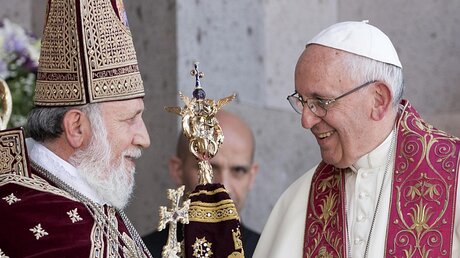 Papst Franziskus mit dem Katholikos Karekin II. / © Maurizio Brambatti (dpa)