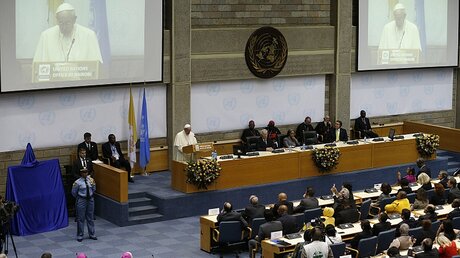 Papst Franziskus hält seine Rede am Sitz des Umweltprogramms der Vereinten Nationen / © Paul Haring (dpa)