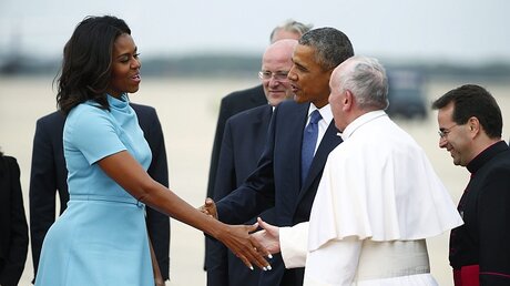Barack und Michelle Obama empfangen Franziskus / © Tony Gentile (dpa)