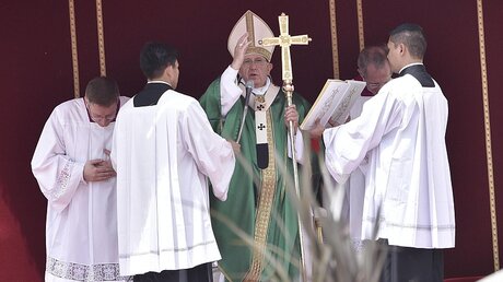 Papst Franziskus während der Messe  / © Giorgio Onorati (dpa)