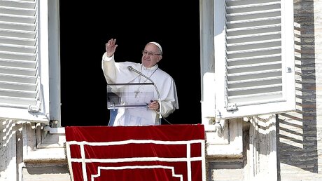 Papst Franziskus grüßt die Gläubigen beim Angelus / © Claudio Onorati (dpa)