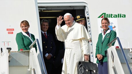 Papst Franziskus steigt in den Flieger / © Telenews (dpa)