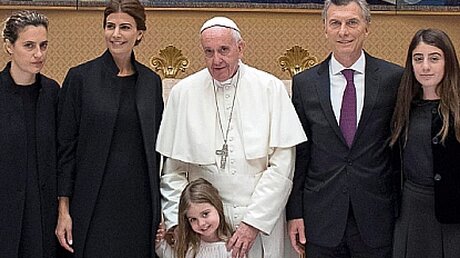 Papst Franziskus und Familie Macri / © Osservatore Romano