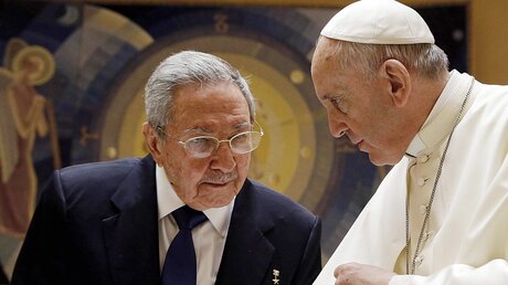 Papst Franziskus trifft Raul Castro (dpa)