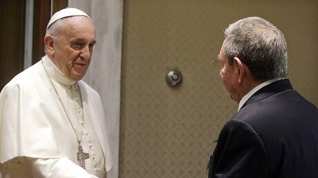 Treffen sich in Kuba: Papst Franziskus und Raul Castro (r.) (dpa)