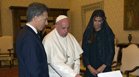 Franziskus mit Argentiniens Präsident Mauricio Macri (l.) und seiner Frau Juliana Awada / © Giorgio Onorati (dpa)