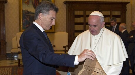 Unterkühlt?: Argentiniens Präsident Macri bei Papst Franziskus / © GIORGIO ONORATI (dpa)