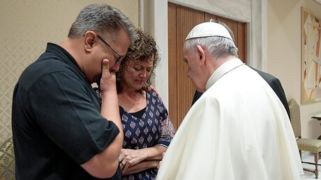 Papst trifft Eltern von tot aufgefundenem US-Studenten / ©  L'osservatore Romano / Handout (dpa)