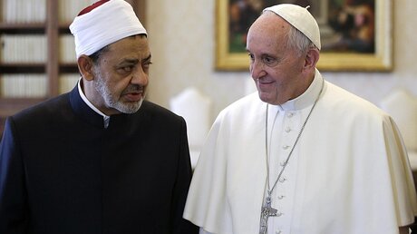 Papst Franziskus wird im April wieder mit Großimam al-Tayyeb zusammentreffen / © Max Rossi/Reuters Pool (dpa)
