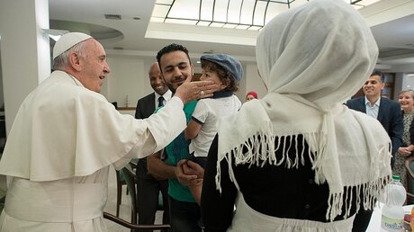 Papst Franziskus spricht mit syrischen Flüchtlingen / ©  L'osservatore Romano / Handout  (dpa)