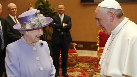 Papst Franziskus empfängt Elizabeth II. (dpa)