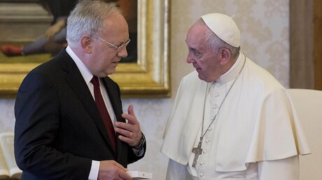 Papst Franziskus mit dem Schweizer Bundespräsidenten Schneider-Ammann / © Andrew Medichini/ANSA/AP POOL (dpa)