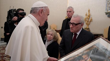 Papst Franziskus empfängt Regisseur Martin Scorsese im Jahr 2016 / © Osservatore Romano / Handout (dpa)